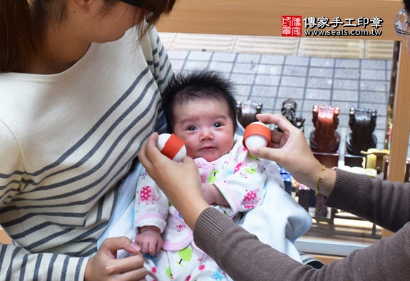 剃胎毛、滿月剃頭、嬰兒剃頭、嬰兒理髮、嬰兒剃髮、嬰兒剃胎毛、嬰兒滿月剃頭、寶寶剃頭、剃胎毛儀式、剃胎毛吉祥話、滿月剃頭儀式、滿月剃頭吉祥話、寶寶剃胎毛、寶寶滿月剃頭理髮、 新竹香山區剃胎毛、新竹香山區滿月剃頭、新竹香山區嬰兒剃頭剃胎毛、新竹香山區嬰兒理髮、新竹香山區嬰兒剃髮、曾寶寶(新竹香山區嬰兒寶寶滿月剃頭理髮、免費嬰兒剃胎毛儀式吉祥話)。中國風會場，爸媽寶貝免費穿「日中韓」古裝禮服。專業拍照、DVD光碟、證書。★購買「臍帶章、肚臍章、胎毛筆刷印章」贈送：剃頭、收涎、抓周，三選一。2015.12.21 照片3